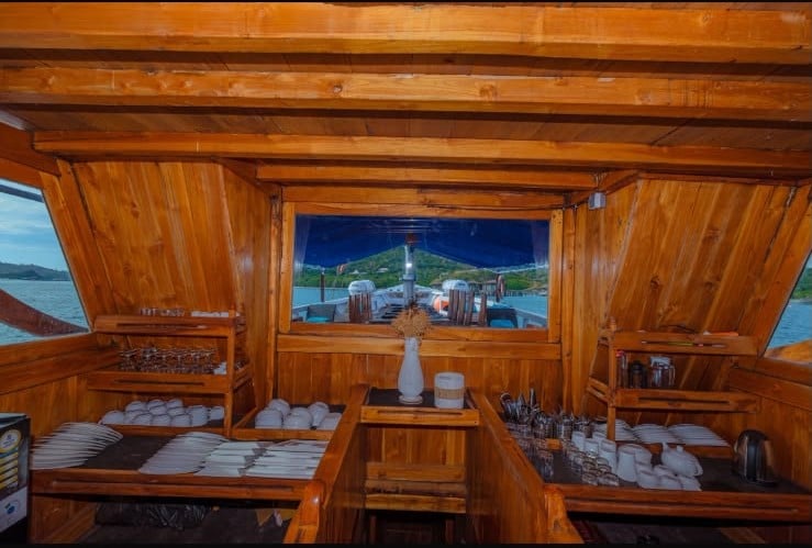 Deluxe Phinisi Sailing Expedition thumbnail 7