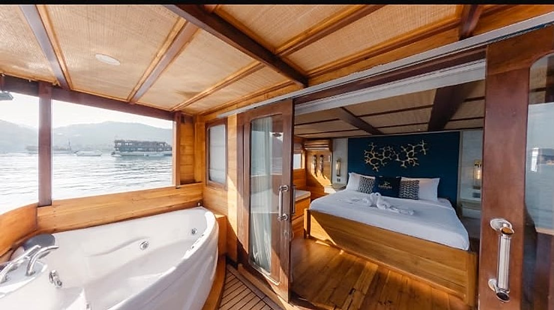 Luxury Private Phinisi thumbnail 3